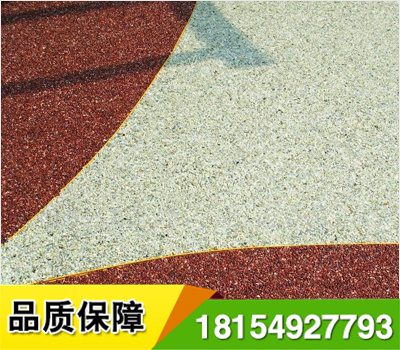 透水露骨料混凝土的施工工藝:基層處理:清掃基層表面,表面應無塵土,樹枝,紙屑等雜物,并在攤鋪前潤濕基層表面.
